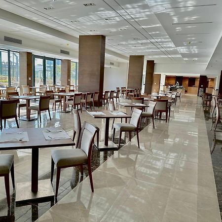 Phoenix Hotel & Wellness Sheikh Zayed City Екстериор снимка