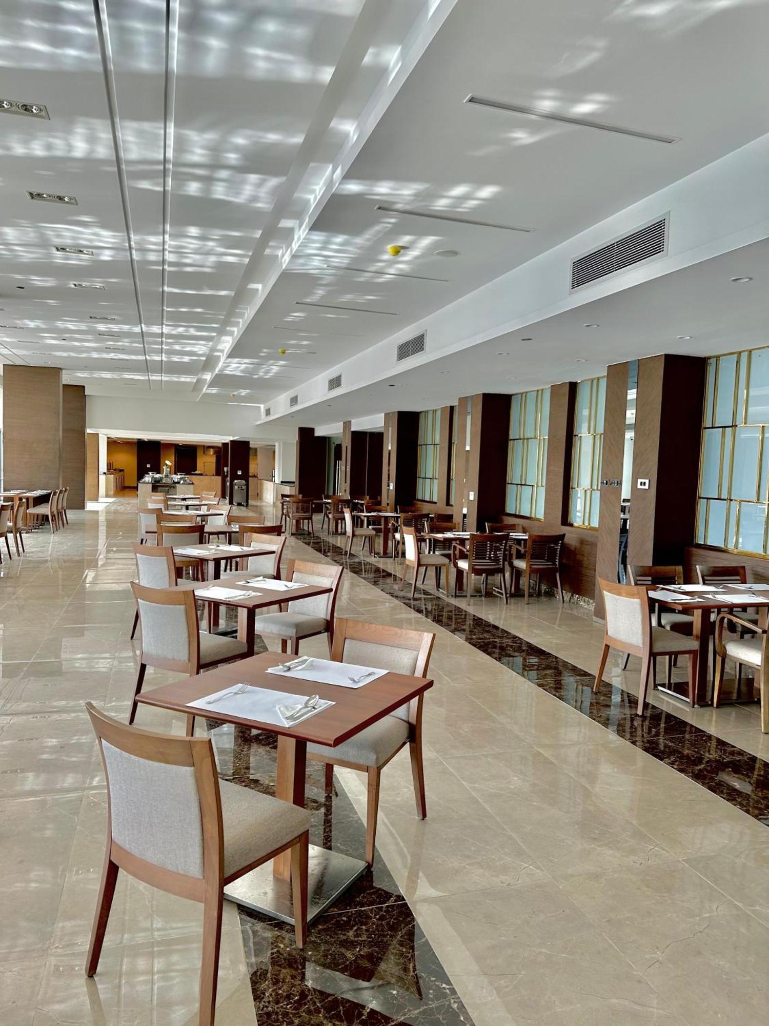 Phoenix Hotel & Wellness Sheikh Zayed City Екстериор снимка